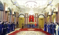 越南国家主席武文赏和国家主席办公厅干部、工作人员交谈