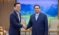 越南政府总理范明政会见泰国“超级能源”集团董事长琼速