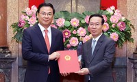 越南国家主席武文赏向越南驻日本大使颁发任命书