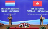 越南政府总理范明政和卢森堡首相贝泰尔会见记者