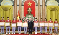 越南国家主席武文赏向第32届东运会越南体育代表团运动员授奖