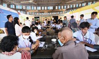 越南志愿医生为柬埔寨人民免费看病送药