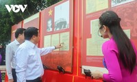 “胡志明主席签名和笔记”资料展在前哨岛县姑苏举行