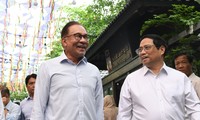 越南政府总理范明政和马来西亚总理参观河内书街