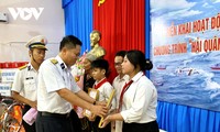 越南海军第二区赞助薄辽、朔庄两省贫困渔民子女