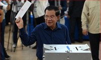越南领导人祝贺柬埔寨成功举行第七届国会选举