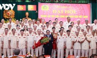 越南政府总理范明政出席离休老人民公安协会成立大会