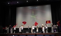 澳大利亚越南学生向国际友人推介越南国家形象