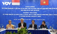 越南政府总理范明政和新加坡总理李显龙访问河内国家大学