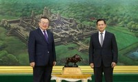  柬埔寨首相强调，优先与中国促进合作