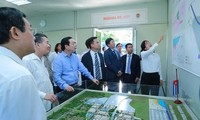 越南政府副总理陈红河参观古巴越南工业区