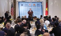 越南政府总理范明政与美国投资者出席工作午餐会