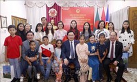 越南国会主席王庭惠会见旅居孟加拉国越南人代表