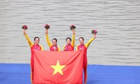 赛艇运动员为越南体育代表团夺得第19届亚运会首枚奖牌