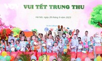 越南政府总理范明政在中央血液学与输血医学院出席欢度中秋活动