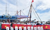 越南海上警察力量与渔民并肩同行