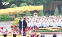 欢迎柬埔寨首相访问越南的正式仪式在河内举行