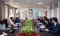 越南和乌干达在国际论坛上互相支持