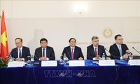 范明政与罗马尼亚总理出席越南-罗马尼亚商务论坛
