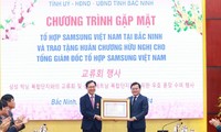 向韩国三星（越南）公司总经理授予友谊勋章