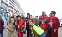 国际邮轮载400名游客参观下龙湾