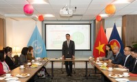 越南常驻联合国代表团会见联合国机构的越南专家