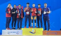 越南运动员赖嘉成在 2024 年举重世界杯上摘得金牌