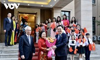 国会主席王庭惠会见旅华越南人