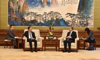 越南政府副总理陈刘光会见中国外长王毅