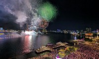 胡志明市：数千人欣赏庆祝国家统一日烟花表演