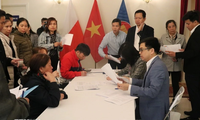 越南驻波兰大使馆在市场火灾后积极帮助越南人