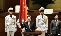 陈青敏宣誓就任越南国会主席一职