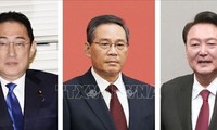 中日韩领导人在三边会议之前举行双边会晤