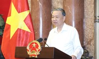 越南国家主席苏林会见人民公安力量的优秀后代