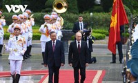 越南国家主席苏林主持仪式，欢迎俄罗斯总统普京访问越南