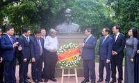 范明政在新德里向胡志明主席塑像敬献花圈