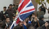 Pemrotes Iran melakukan demonstrasi di luar Kedutaan Besar Inggris