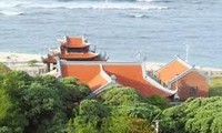 Enam biksu datang ke kepulauan Truong Sa untuk mengutusi masalah keagamaan