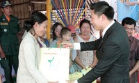 Badan-badan usaha Vietnam di Kamboja memberikan bantuan kepada perantau Vietnam