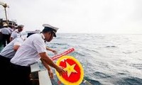 Rombongan kerja Angkatan Laut Vietnam mengunjungi rumah anjungan DK1
