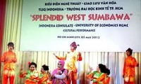 Rombongan kesenian Sumbawa Barat melakukan pertunjukan di provinsi Vinh Long