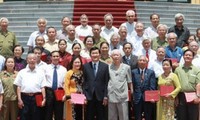 Presiden Vietnam Truong Tan Sang menerima delegasi  mantan kader pembantu Presiden Ho Chi Minh