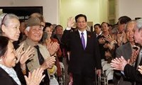 PM Nguyen Tan Dung melakukan kontak dengan  pemilih di kabupaten Thuy Nguyen, kota Hai Phong