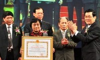 Acara penyampaian penghargaan Ho Chi Minh tentang kesusastraan, kesenian dan gelar seniman-seniwati rakyat
