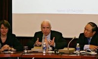 Senator AS John McCain ingin mendorong hubungan dengan Vietnam