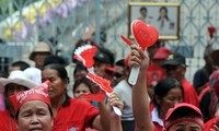 Faksi “Berbaju Merah” Thailand meminta supaya menjatuhkan tuduhan dan membebas-tugaskan para hakim Mahkamah Konsitusi
