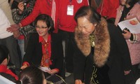 Wapres Vietnam Ibu Nguyen Thi Doan menerima para pemberi donor darah yang tipikal tahun 2012
