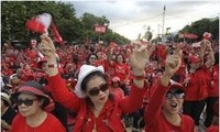 Faksi Berbaju Merah di Thailand menghentikan pawai menentang Mahkamah Konstitusi