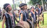 Meniupkan jiwa gong dan bonang kepada generasi muda desa Mo H’ra