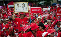 Thailand: Pihak “Berbaju Merah” melakukan pawai besar-besaran di ibukota Bangkok
